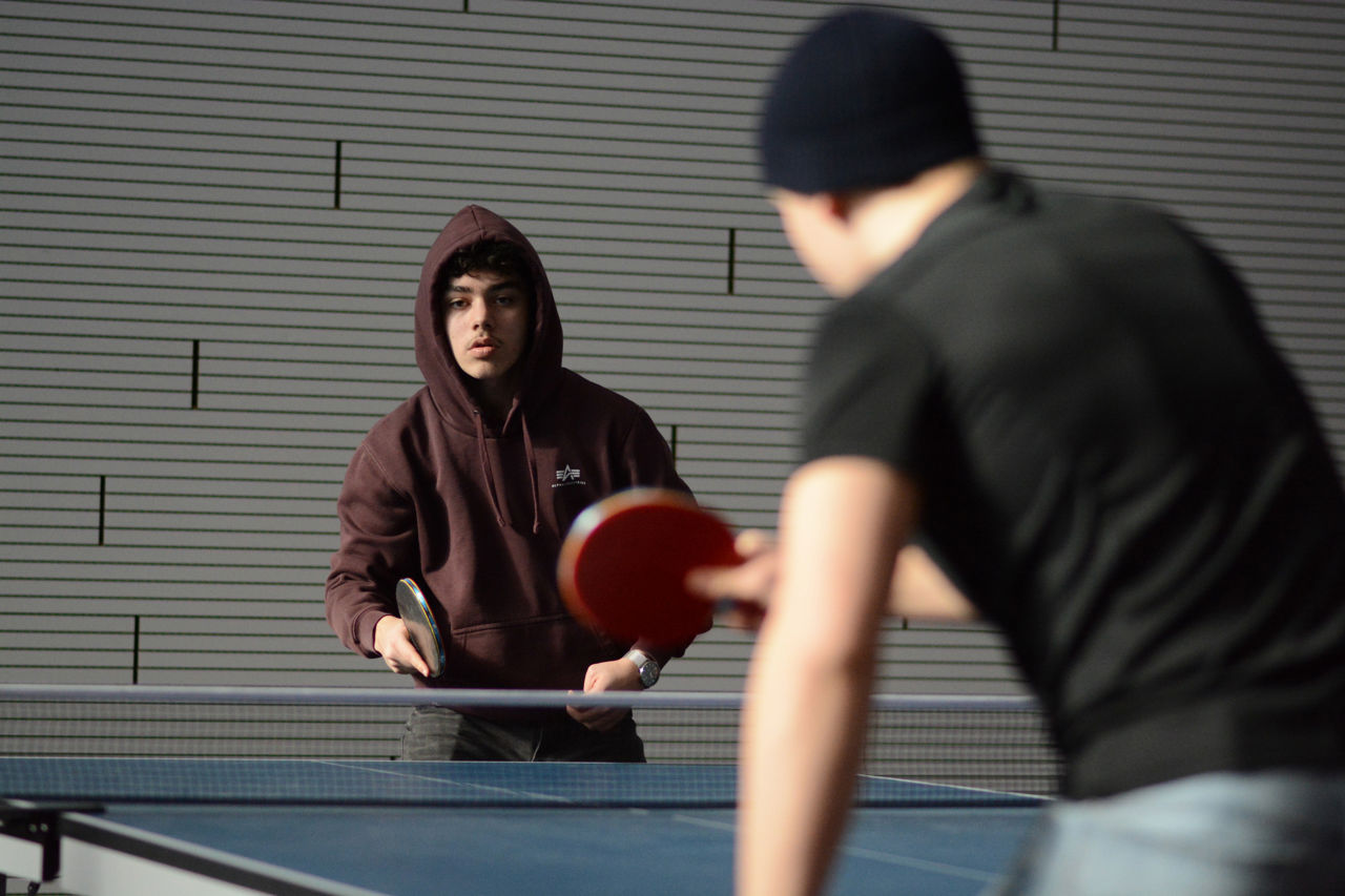 Bildet viser to ungdommar som speler bordtennis.