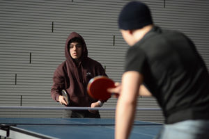 Bildet viser to ungdommar som speler bordtennis.