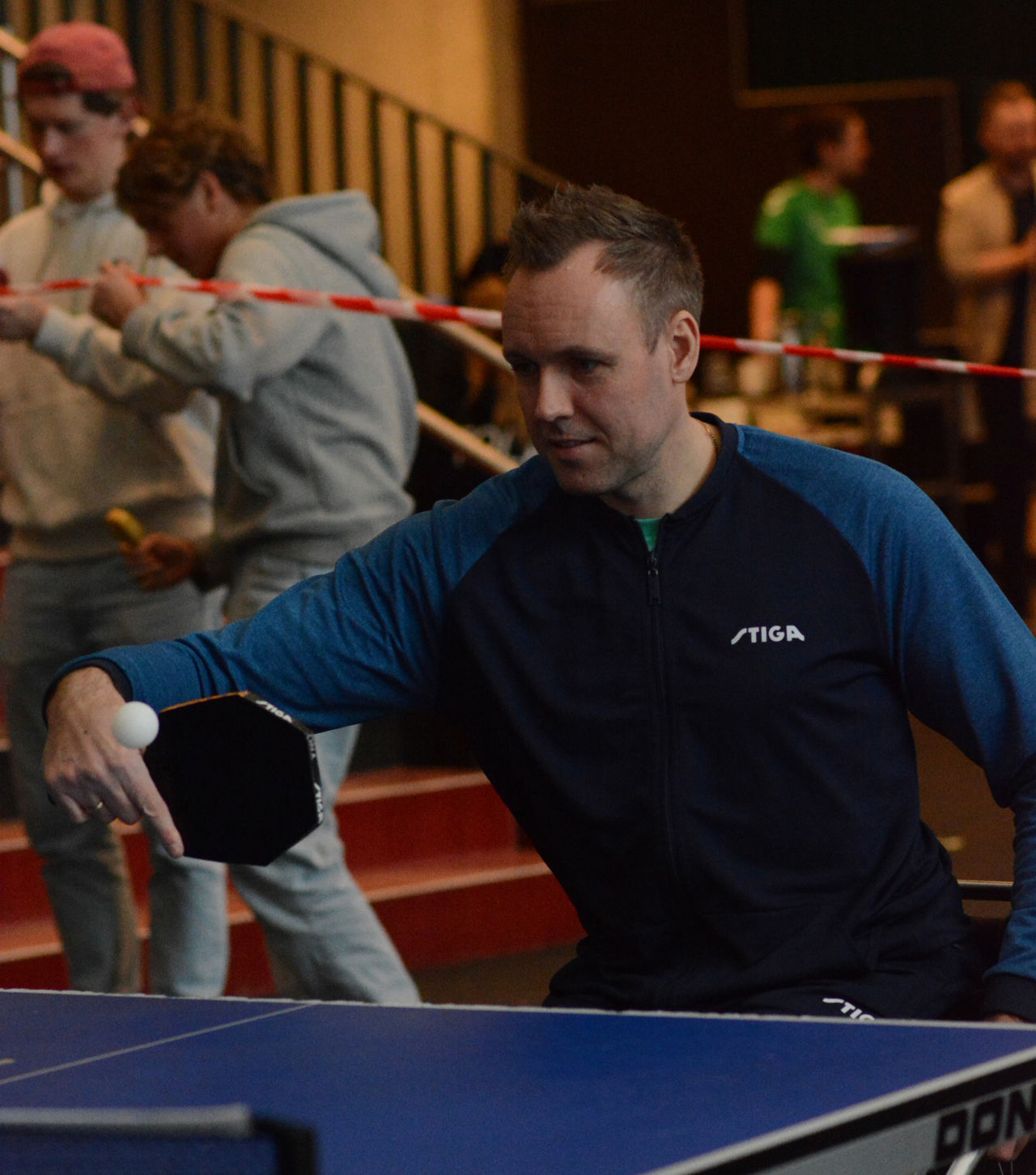 Bildet viser Tommy Urhaug ved bordtennisbordet, i det han servar.