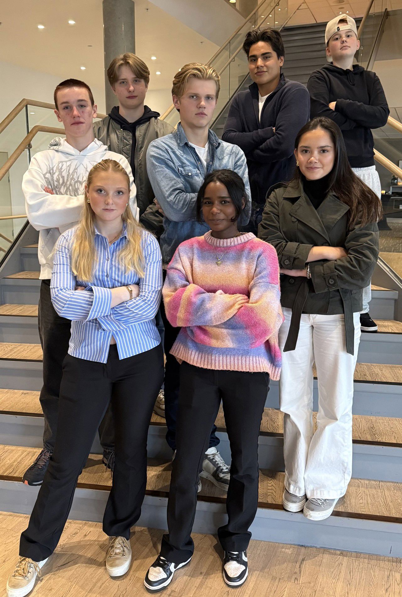 Gruppebilde av elevrådstyret, plassert oppover i ei trapp
