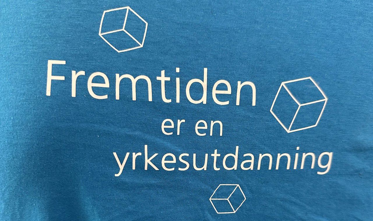 Nærbilde av ryggen på ein genser der det står: "Fremtiden er en yrkesutdanning".