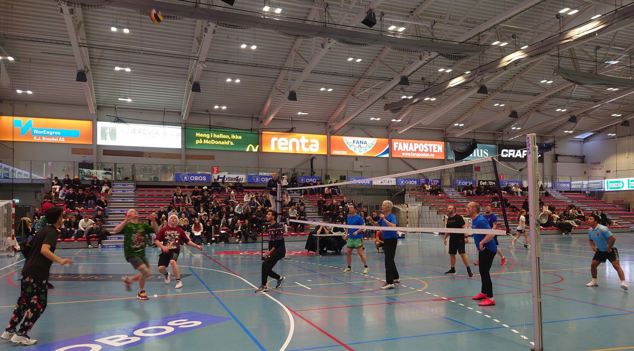 Augeblink frå kampen mellom 4PBYb og dei mannlege lærarane.