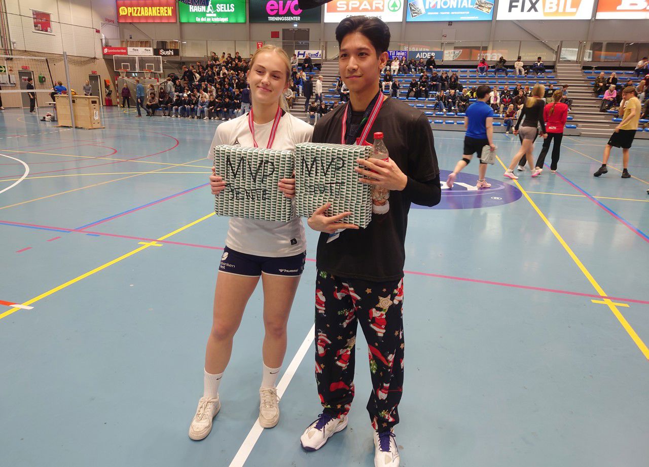 Spelarane som blei kåra til banens beste i dei to finalekampane, viser fram premiane sine.