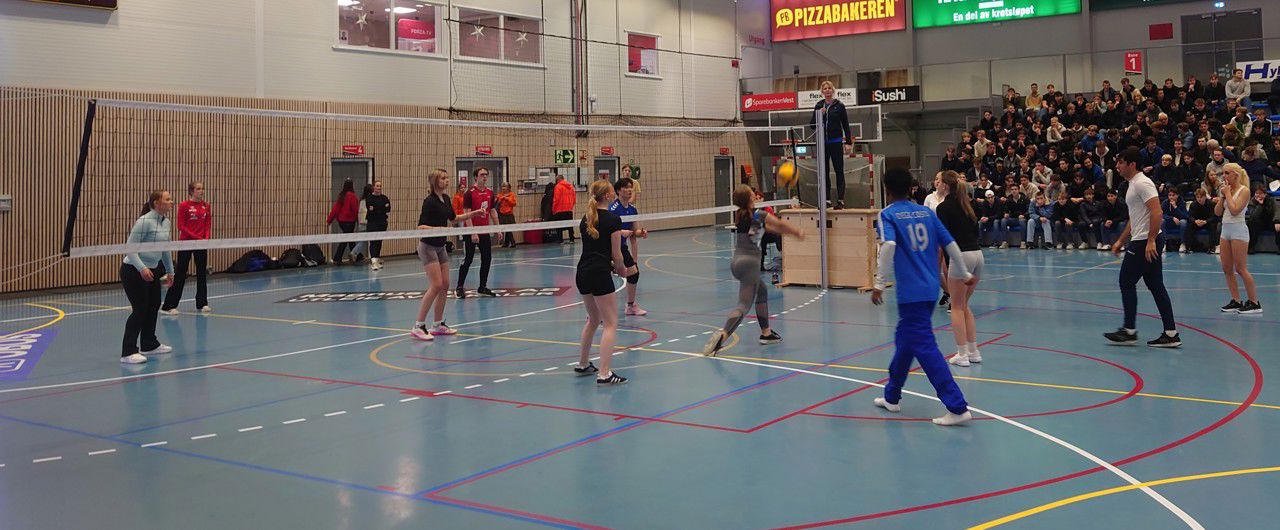 Bilde frå jentefinalen. Bildet viser det meste av banen, der spelarane er midt i ei ballveksling. I bakgrunnen ser vi publikum på tribunen.