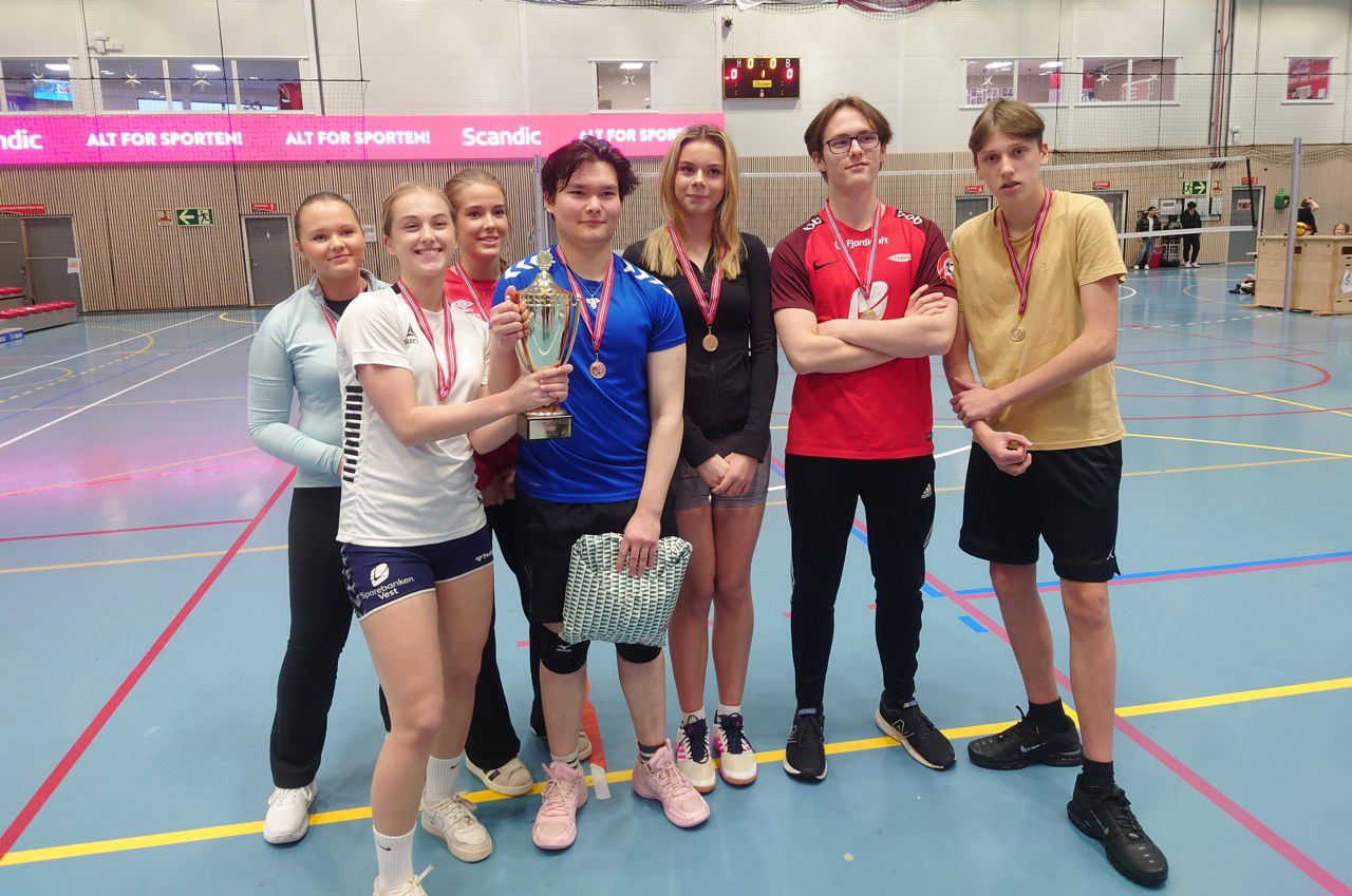 Vinnarane frå 1HSb poserer med medaljar og pokal
