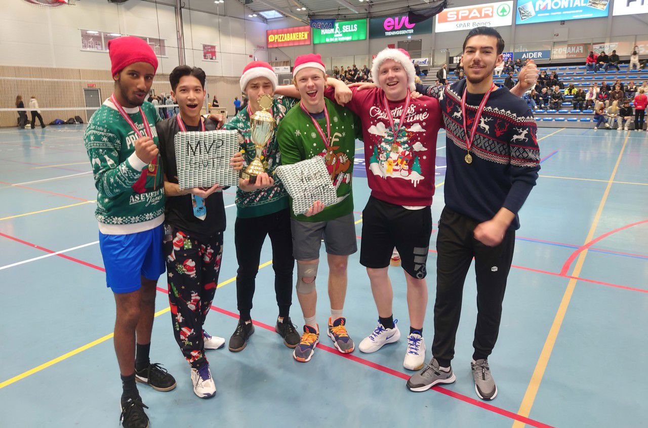 Laget frå 4PBYb poserer med medaljar og pokal