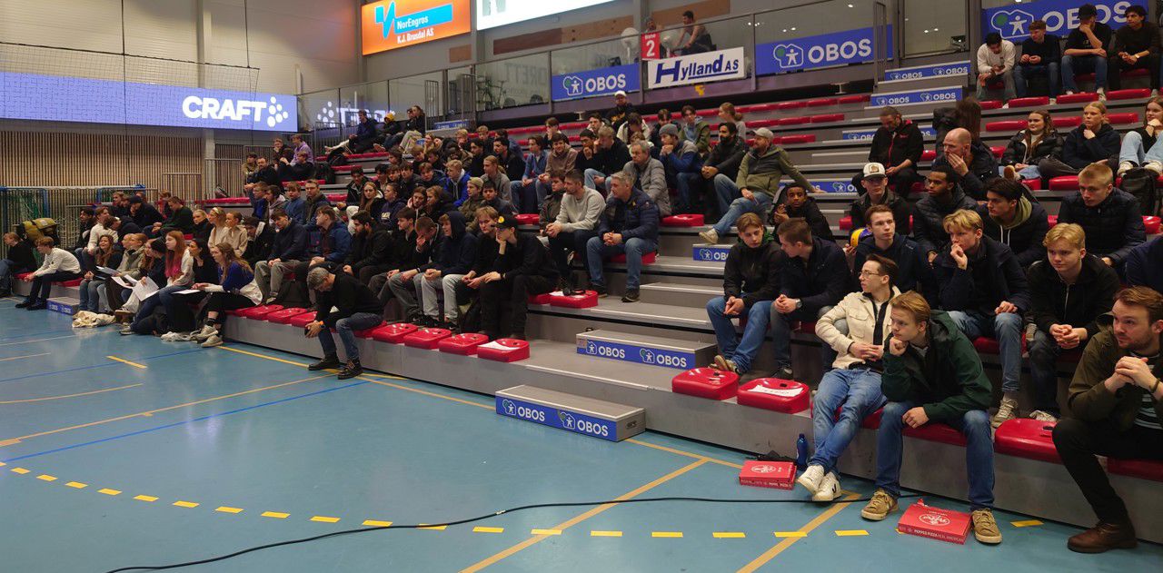 Publikum på tribunen i Fana Arena