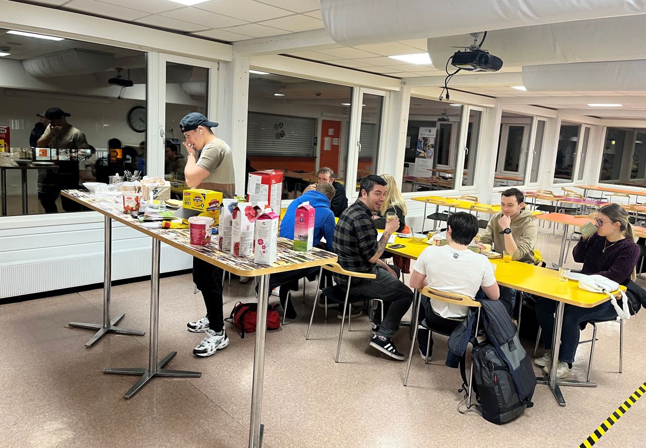 Elevar rundt frukostbordet, saman med vertskapet frå elevtenesta.