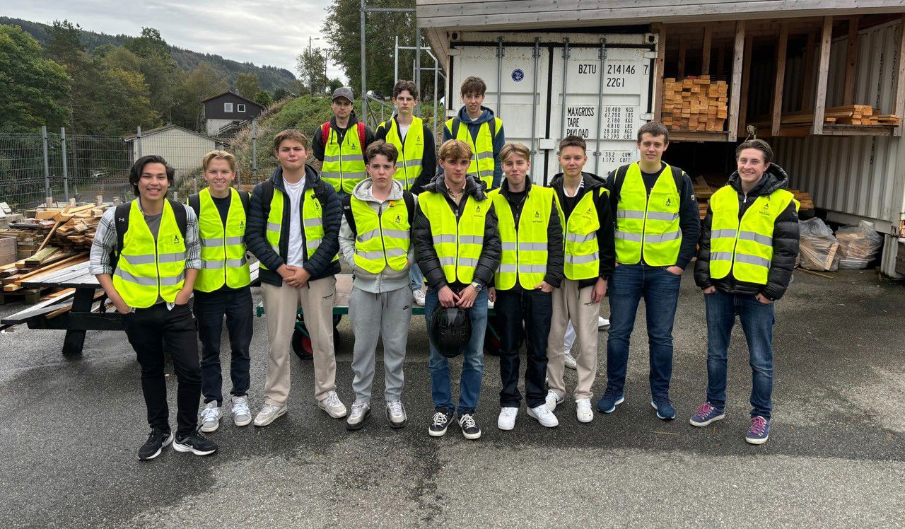 Ei gruppe av elevane som var med på arrangementet, fint oppstilte utanfor D-bygget. Alle med refleksvest.