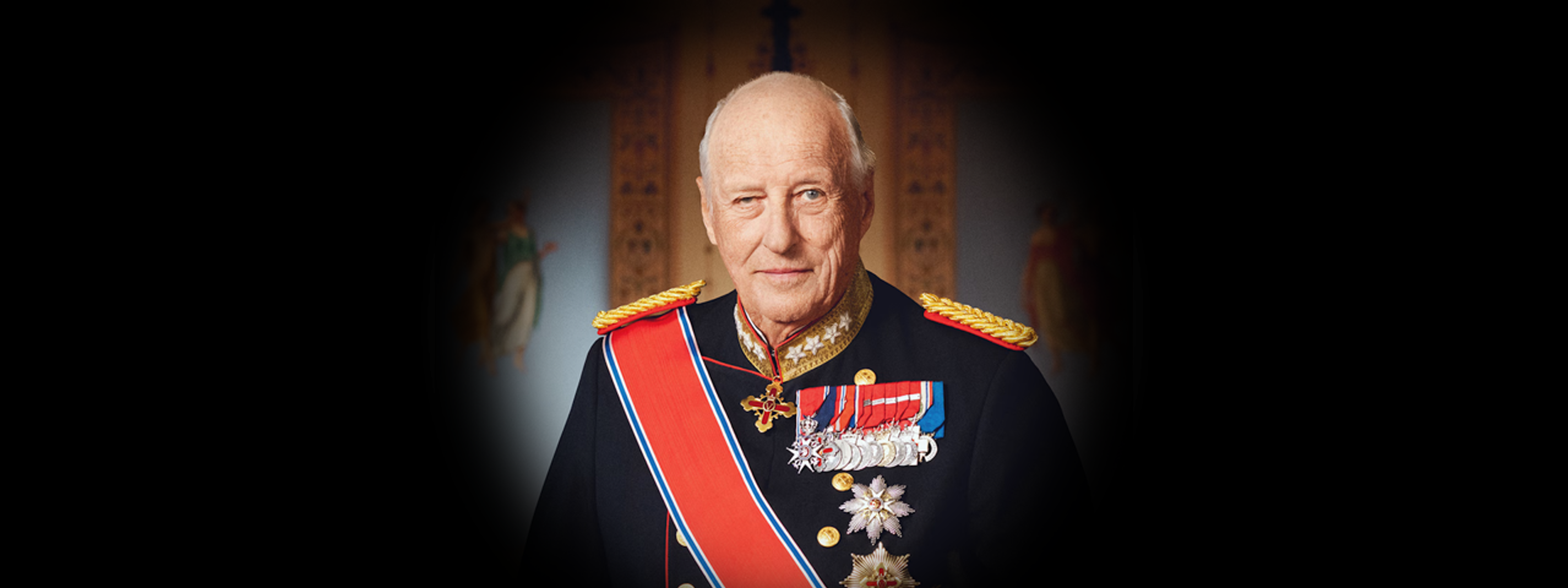 Bilde av Kong Harald V i gallauniform