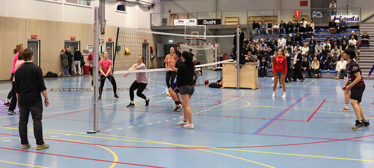 25.12.18 Julevolley - 2BUAa_mot_laerarane.JPG