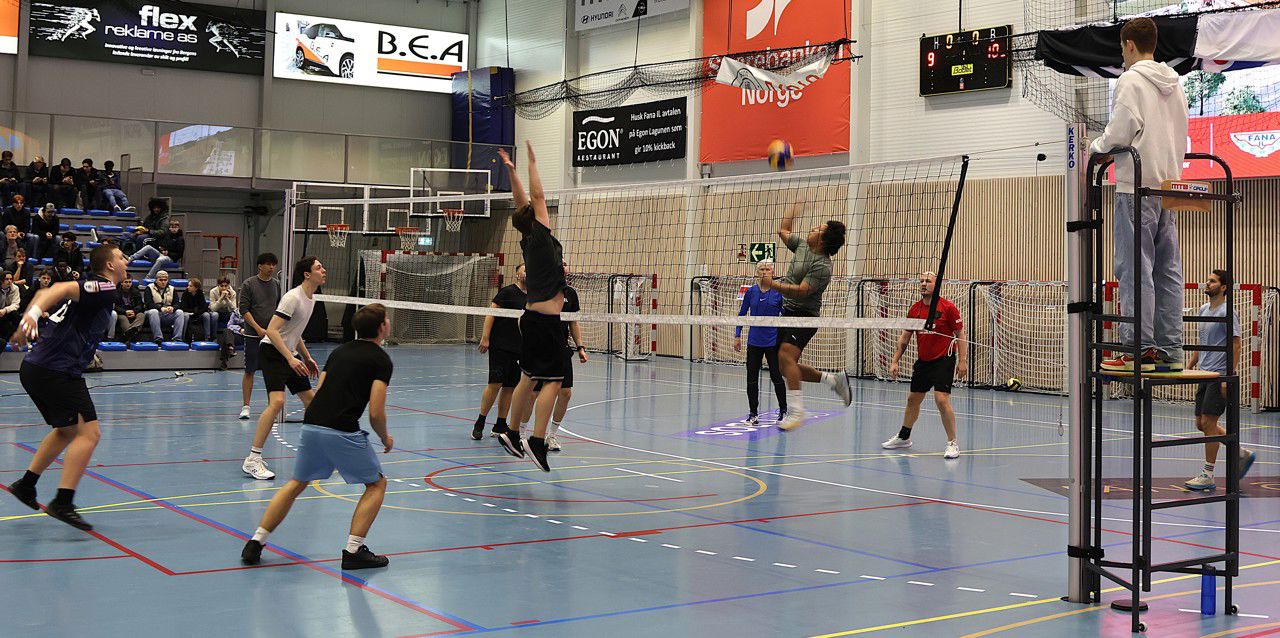 25.12.18 Julevolley - 2KJTa_mot_laerarane.JPG