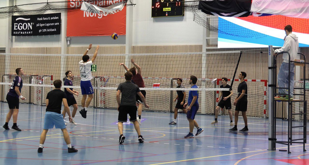 Augeblinksbilde frå gutefinalen: To av spelarane i luftig svev på kvar si side av nettet