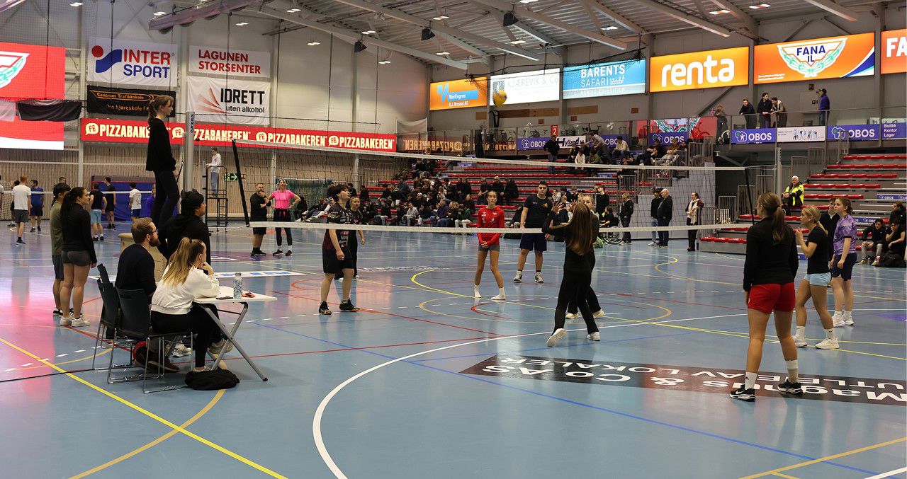 Bilde frå jentefinalen. Bildet viser det meste av banen, der spelarane er midt i ei ballveksling. I bakgrunnen ser vi publikum på tribunen.