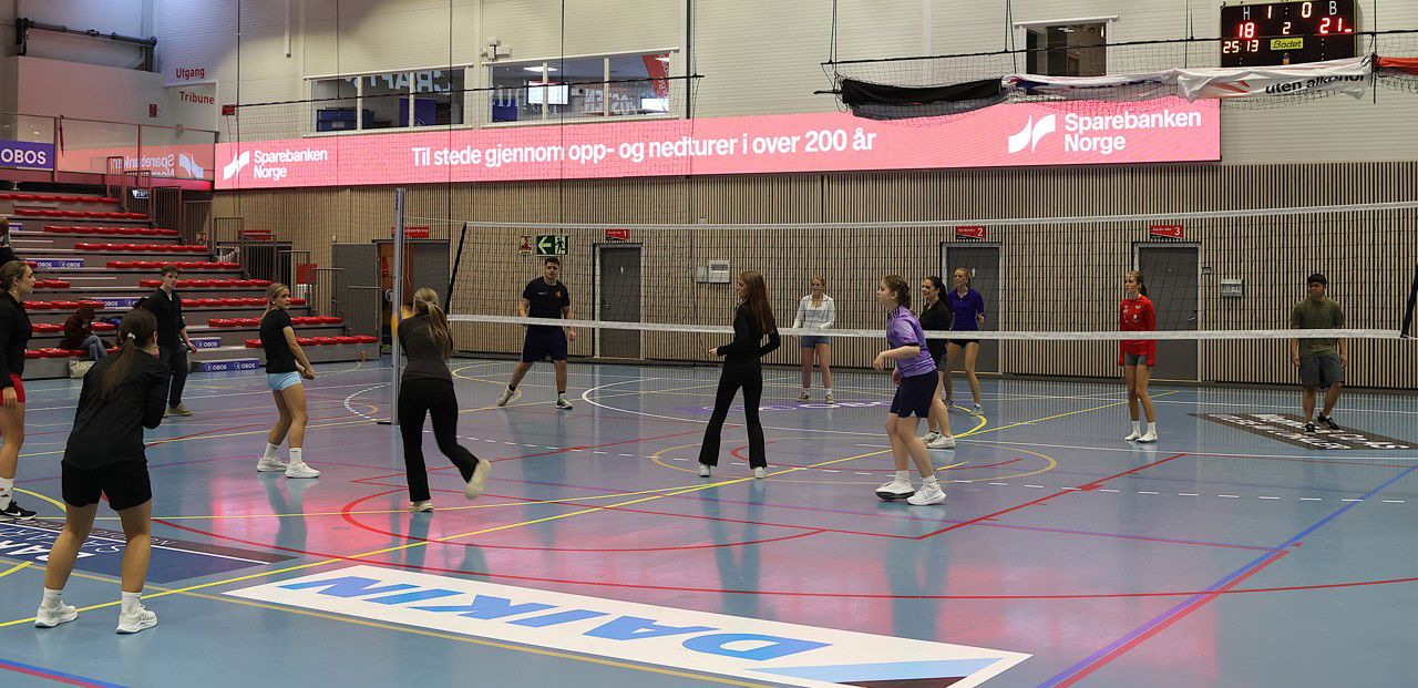 Bilde frå jentefinalen. Bildet viser det meste av banen, der spelarane er midt i ei ballveksling.