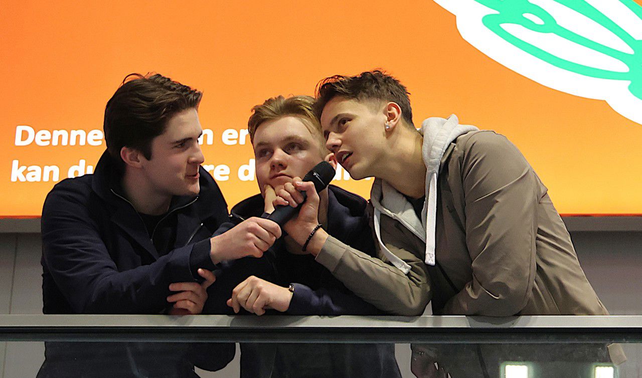 25.12.18 Julevolley - kommentatorar.JPG