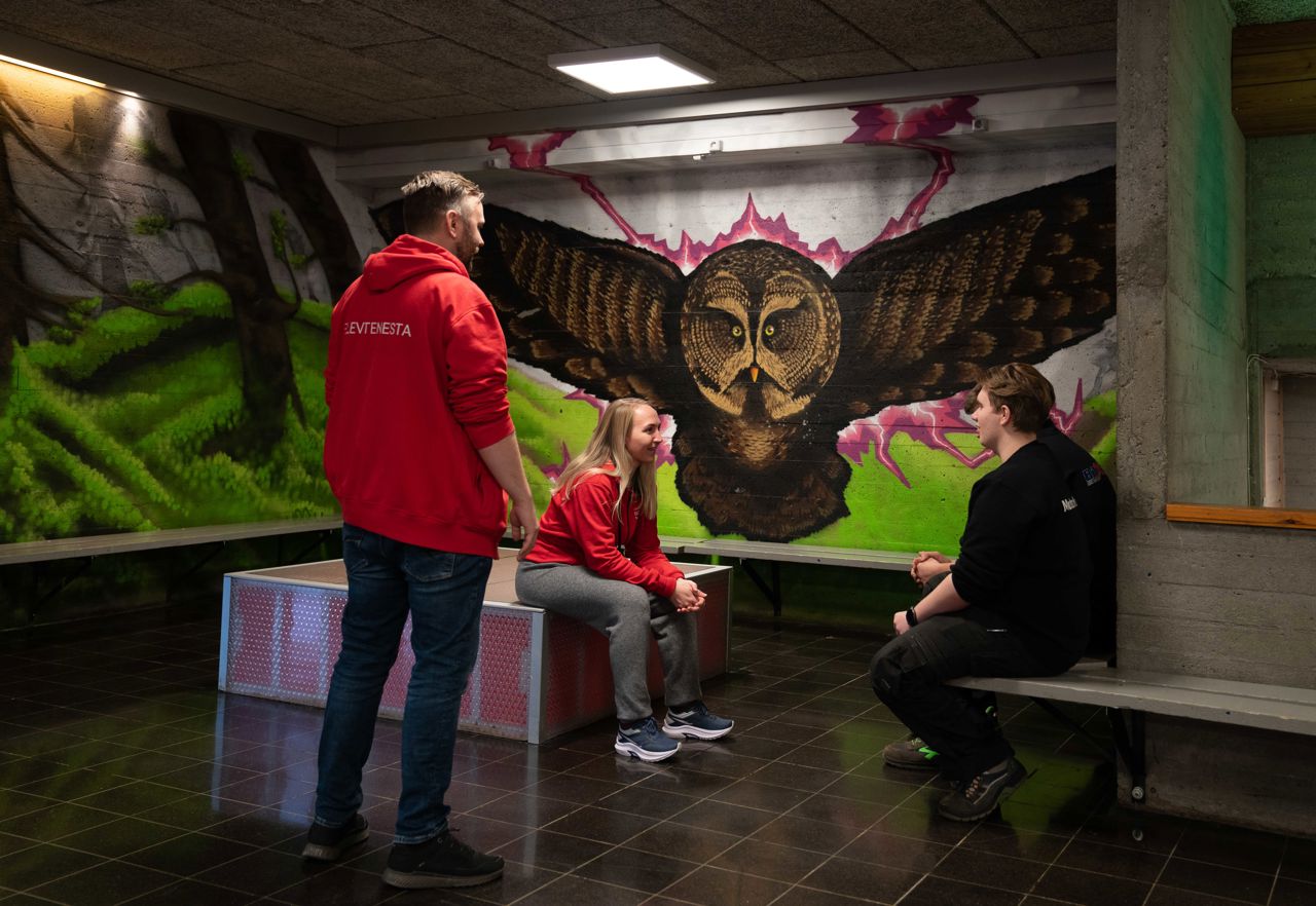 Elevtenesta i samtale med elevar i Hallen på A-bygget.
